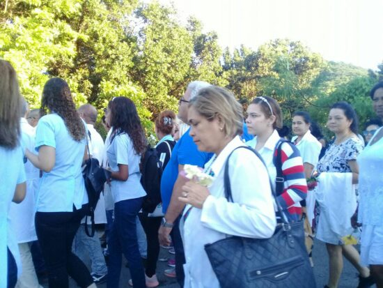 Trabajadores y estudiantes de la Salud Pública cubana, en Trinidad, presentes en el homenaje al Héroe de Yaguajay.
