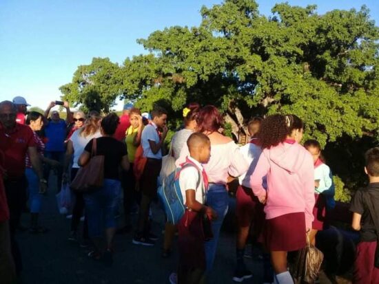 Los pioneros rinden homenaje a Camilo antes de dirigirse a cumplir con sus deberes escolares.