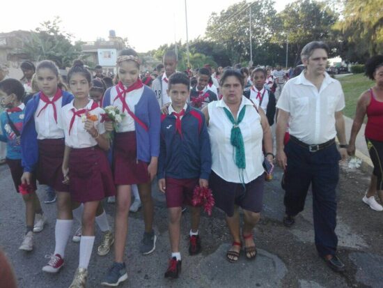 Pioneros, estudiantes, trabajadores y pueblo en general, presentes en este homenaje a Camilo Cienfuegos.