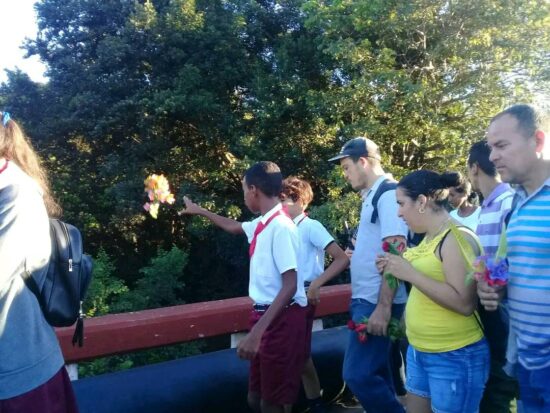 Homenaje a Camilo en el río Guaurabo de Trinidad.