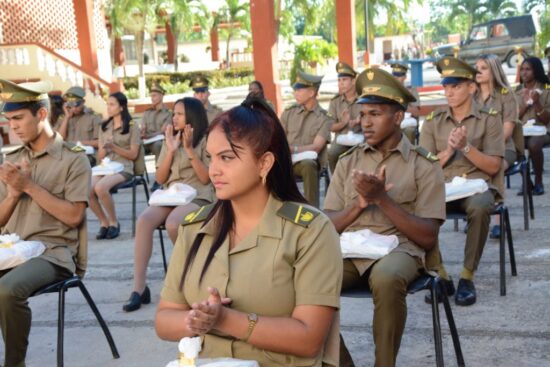 Aquellos adolescentes que ingresaron a la escuela hace tres años son hoy jóvenes con una sólida formación y disciplina militar.