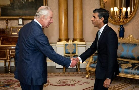 El rey Carlos III nombró primer ministro a Rishi Sunak, 49 días después de que la difunta reina aprobara el breve período de Liz Truss en la cima. Foto: Internet.