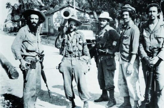 Camilo y un grupo de rebeldes en las cercanías del cuartel de Yaguajay. Foto: perfecto Romero.