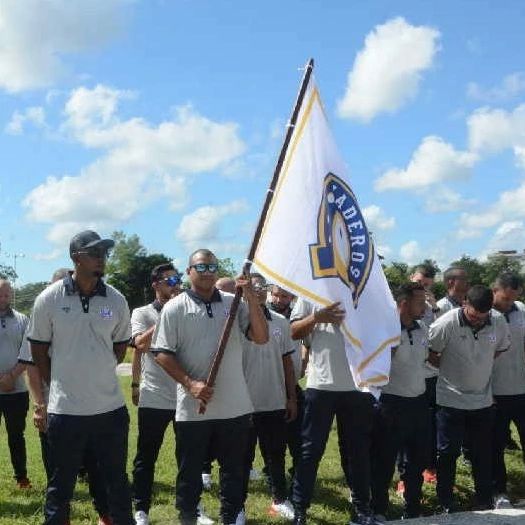 Fréderich Cepeda, capitán del quipo Ganaderos, recibe la bandera.