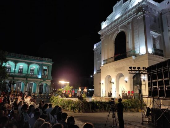 Gala político-cultural frente al teatro La Caridad, de Santa Clara. Foto CMHW/Facebook.