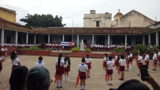 Cargado de patriotismo, el acto de la Escuela Primaria República de Cuba de Trinidad, en este Día de la Cultura Nacional cubana. Fotos: José Rafael Gómez Reguera/Radio Trinidad Digital.