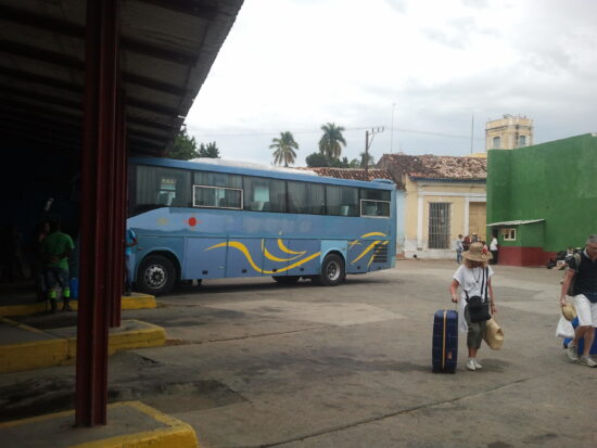 Terminal de ómnibus de Trinidad con una nueva salida hacia La Habana. Foto: José Rafael Gómez Reguera/Radio Trinidad Digital.