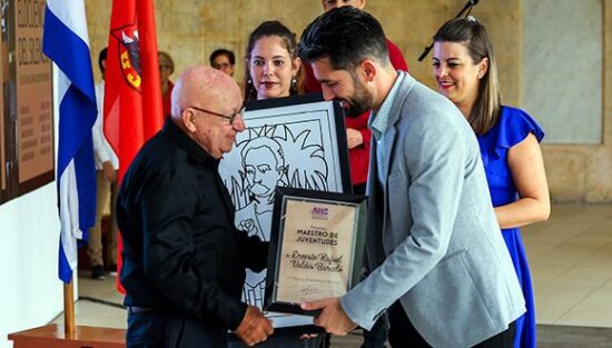 Ernesto Valdés en el momento en que recibe el premio Maestro de Juventudes 2022. Foto: Abel Padrón Padilla.