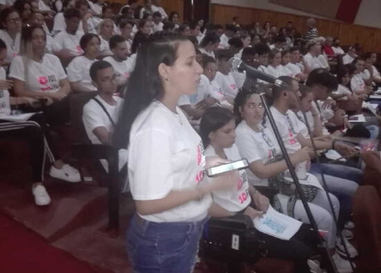 Los delegados a la Asamblea X Congreso de la FEU de la Universidad de Sancti Spíritus debaten sobre cómo enfrentar los retos de estos tiempos para la continuidad de la Revolución. Foto: Facebook.