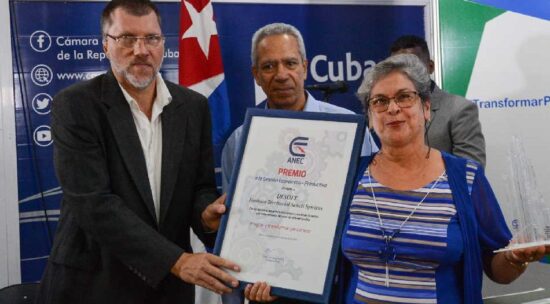 La División Territorial de la Empresa de Aplicaciones Informáticas, Desoft Sancti Spíritus recibe el Premio anual a la gestión económica productiva. Foto: ACN.