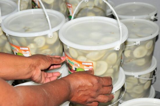 Diversos productos elaborados por Frutas Selectas Sancti Spiritus llegan a territorio de Vueltabajo como parte de esta fase de recuperación, tras el paso del huracán Ian. Foto: Radio Sancti Spíritus.