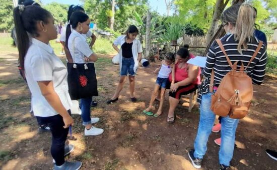 Los jóvenes universitarios contribuyen a la solución de las diferentes problemáticas de su comunidad. Foto: Salud La Sierpe/Facebook.