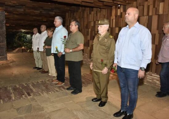 Dentro del mausoleo se respira la selva boliviana, resuenan los arroyos del monte, pervive la tierra y la madera sudamericana. Es un lugar pequeño, silencioso, impresionante. Foto: Wilmer Rodríguez Fernández/Cubadebate.