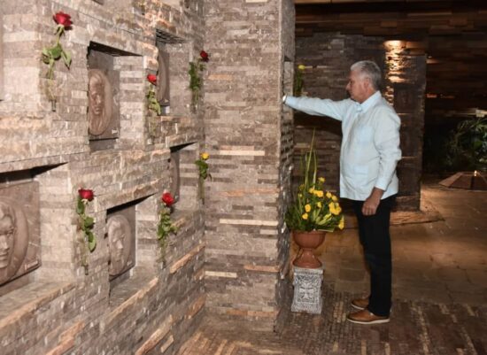 La primera flor de homenaje al Che y sus compañeros de la guerrilla boliviana, la colocó el Primer Secretario del Comité Central del Partido Comunista de Cuba y Presidente de la República, Miguel Díaz-Canel Bermúdez. Foto: Wilmer Rodríguez Fernández/Cubadebate.