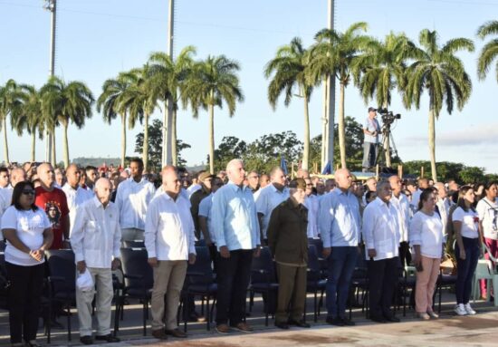 El presidente de la República de Cuba, Miguel Díaz-Canel Bermúdez, junto a más de dos mil villaclareños honran, desde la Plaza de la Revolución Ernesto Che Guevara de Santa Clara, al libertador de esta tierra en el aniversario 55 de su asesinato en Bolivia. Foto: Wilmer Rodríguez Fernández/Cubadebate.