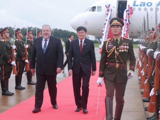 Llega a Vientiane, Laos, del Primer Ministro de Cuba. Foto: Estudios Revolución.