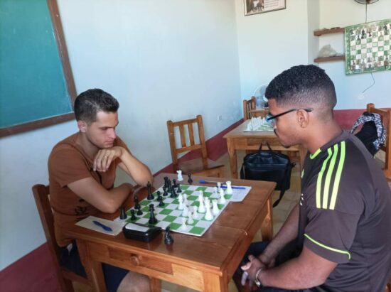 Alejandro Pomares (der.) compite para coronarse campeón provincial de Ajedrez.