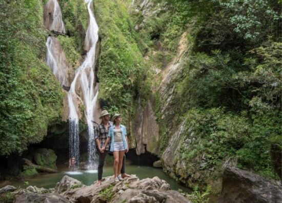 Topes de Collantes posee numerosas rutas de senderismo que te invitan a descubrir sus cuevas, ríos, cascadas y piscinas naturales.