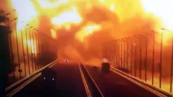 La explosión del vehículo de carga tuvo lugar a las 06:07 (hora local) y provocó el incendio de siete tanques de combustible de un tren que se dirigía a la península de Crimea. Foto: RT.