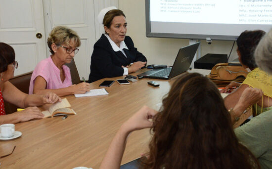 La presidenta de la Sociedad Cubana de Enfermería da detalles del XIX Congreso de esa importante fuerza de la Salud Pública cubana y los eventos colaterales. Foto: Marcelino Vázquez Hernández/ACN.