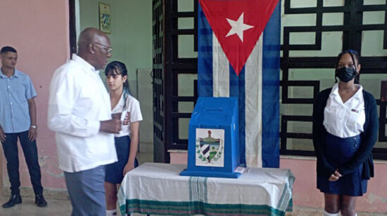 Salvador Valdés Mesa votó temprano en el colegio número 1 de la circunscripción 59 del municipio de Playa. Foto: ACN.