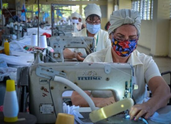 Desde Confecciones Melissa, de Las Tunas, uniformes escolares con nuevos diseños. Foto: Yaciel Peña de la Peña/ACN.