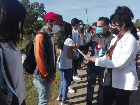 Reconocimientos a trabajadores del sector de la Salud Pública y de la esfera del Deporte.