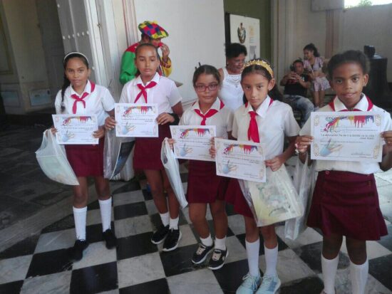Pioneros premiados en el concurso de artes plásticas, organizado por el Museo Municipal de Historia de Trinidad.