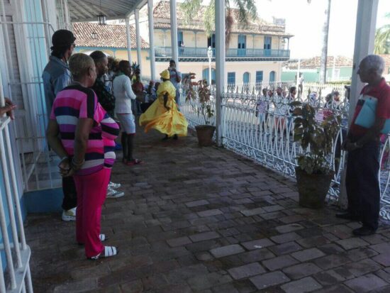 El proyecto Cultural La Baria, de la localidad cienfueguera de Palmira, hace las delicias de los trinitarios y de visitantes foráneos, en el Centro Histórico de Trinidad. Fotos: Alipio Martínez Romero/Radio Trinidad Digital.