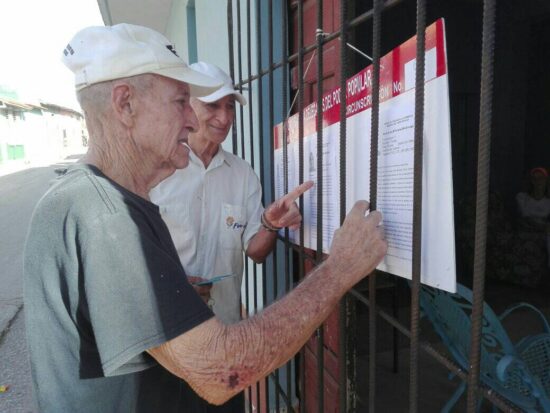 Expuestas en diferentes sitios públicos, las fotos y las biografías de los candidatos a delegados a la Asamblea Municipal del Poder Popular de Trinidad. Fotos: Alipio Martínez Romero/Radio Trinidad Digital.