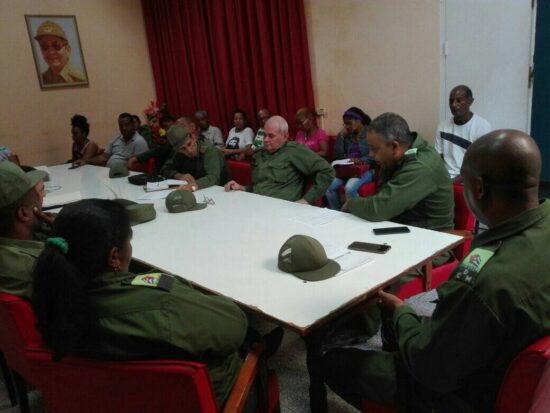 El Consejo de Defensa Municipal de Trinidad, encabezado por su presidente, Denis Díaz Peláez, puntualiza las misiones a realizar en el Día de la Defensa. Foto: Alipio Martínez Romero/Radio Trinidad Digital.