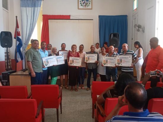 La Asamblea Municipal del Poder Popular reconoce el esfuerzo y la entrega de delegados y presidentes de Consejos Populares al cierre de la XXXV Sesión ordinaria del 17º Período de Mandato.