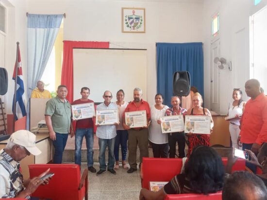 La Asamblea Municipal del Poder Popular reconoce el esfuerzo y la entrega de delegados y presidentes de Consejos Populares al cierre de la XXXV Sesión ordinaria del 17º Período de Mandato.