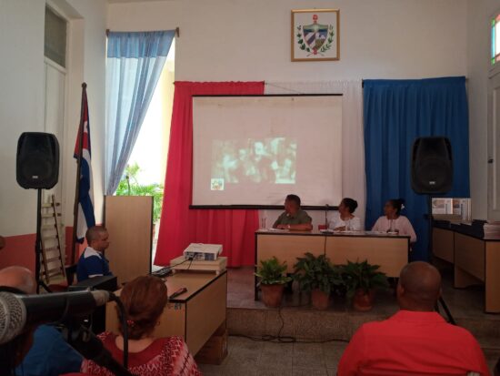 Delegados de la Asamblea Municipal del Poder Popular de Trinidad ante la proyección de un material audiovisual relacionado con la vida y obra del Comandante en Jefe Fidel Castro Ruz. Foto: Ana Martha Panadés Rodríguez/Radio Trinidad Digital.