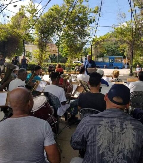 La banda municipal de Conciertos de Trinidad, en presentación especial, rinde homenaje al Comandante en Jefe, en el parque Céspedes.