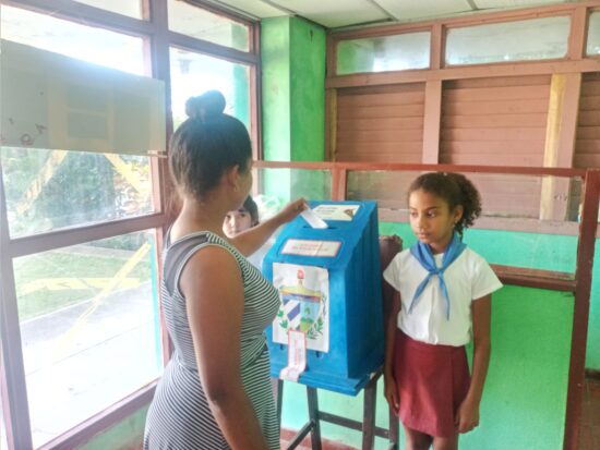 Como siempre, nuestros pioneros fueron los encargados de custodiar las urnas, como mismo sucederá el 4 de diciembre en la segunda vuelta a la que están convocados los electores de tres circunscripciones. Foto: Belkis Niebla López/Radio Trinidad Digital.