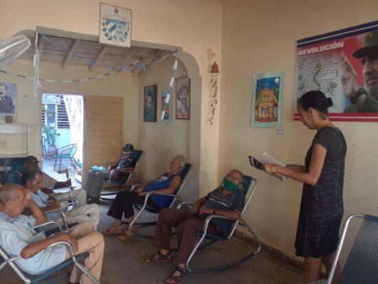 Trabajadores de la Casa de Cultura Julio Cueva Díaz en la Casa del Abuelo de Trinidad.