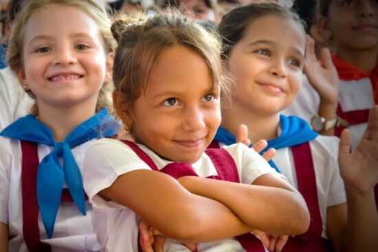 Estudiantes de diferentes niveles de enseñanza participan en el acto provincial de inicio del Curso Escolar 2019-2020, efectuado en el Complejo Educacional Juan José Fornet Piña, de la ciudad de Holguín, Cuba, el 2 de septiembre de 2019. Foto: Juan Pablo Carreras/ ACN.