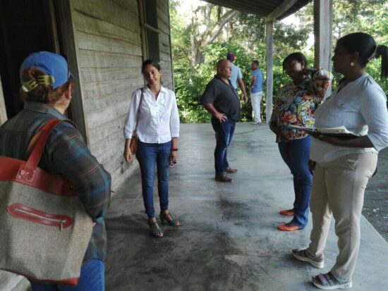 El Consejo de la Administración de Trinidad se hace presente en la Casa Museo y el monumento erigido donde Manuel Ascunce y Pedro Lantigua fueran asesinados por bandas contrarrevolucionarias, hace 61 años. Fotos: Alipio Martínez Romero/Radio Trinidad Digital.