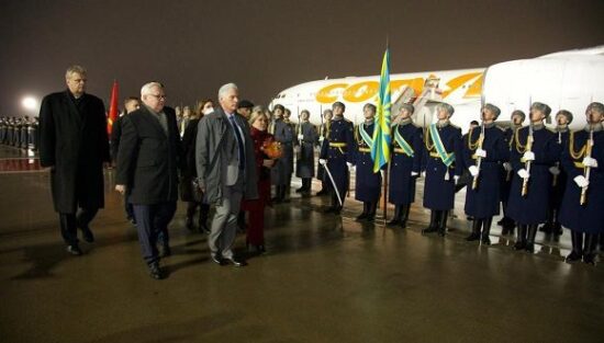 El presidente cubano fue despedido tras intensas jornadas de trabajo. Foto: Alejandro Azcuy.