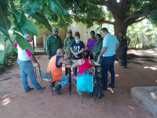 Se analiza la situación de una Zona de Defensa en Trinidad, con miembros de los Consejos de Defensa provincial y municipal.