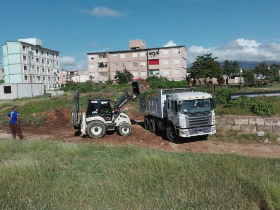 Saneamiento ambiental, como parte del Día Nacional de la Defensa en Trinidad.