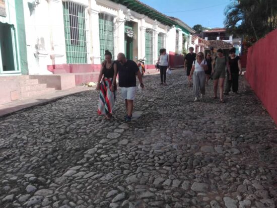 Diana Salsedo, comercial de la Agencia de Viajes de la aerolínea española Iberojet, ha quedado encantada con este recorrido por Trinidad, cuyas calles empedradas le han dejado enamorada.