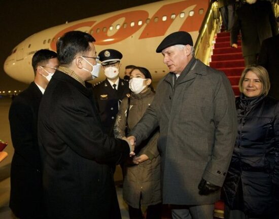 En el aeropuerto internacional fue recibido por Xie Feng, viceministro de Relaciones Exteriores. Foto: @PresidenciaCuba