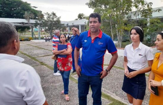 En su visita a la EIDE, Raúl Fornés, vicepresidente primero del INDER dialogó con su director sobre las actuales condiciones de la escuela deportiva.