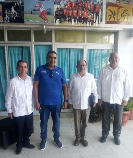 Héctor Iván Espinosa Farfán, embajador de Guatemala en Cuba(al centro) junto a Alberto Beatón, director en funciones del INDER, se interesa por el deporte espirituano.