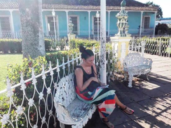 Pocos podemos sustraernos al encanto se disfrutar del parque que existe en la Plaza Mayor de Trinidad de Cuba.