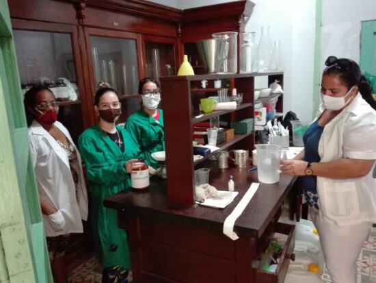 Los trabajadores farmacéuticos de Trinidad mantienen un sostenido trabajo en las unidades del territorio, a pesar de la escasez de medicamentos. Fotos: Alipio Martínez Romero/Radio Trinidad Digital.