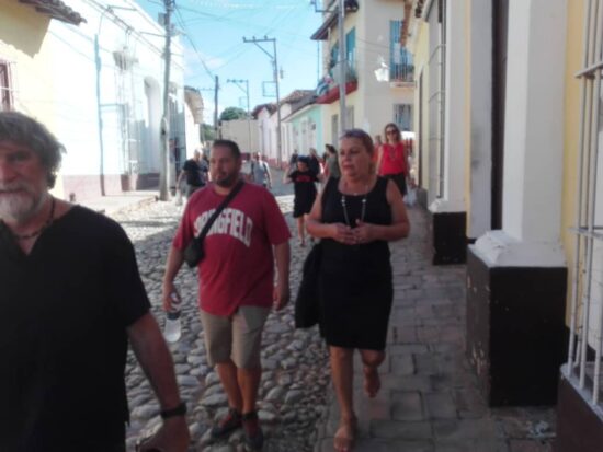 Iván Ejido (pullover rojo) recorre Trinidad junto a funcionarios del MINTUR.