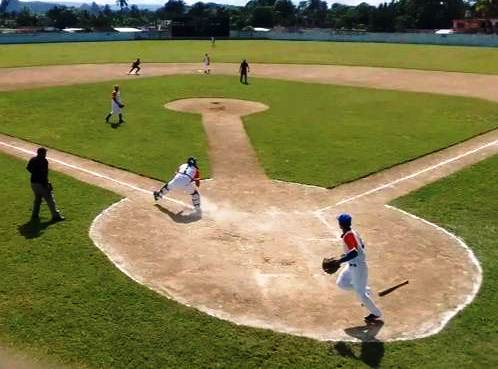 Los Tiburones del Sur con el doble triunfo frente a Fomento aseguraron el primer lugar de l grupo B de la Serie Provincial de Béisbol.